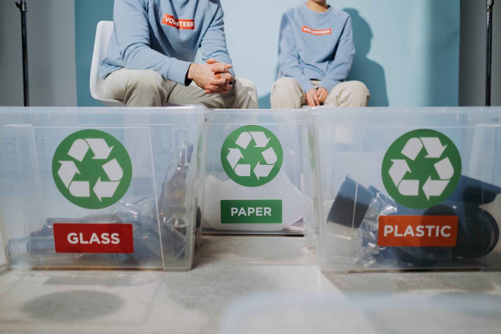 Kisten mit Recycling von Glas, Papier und Plastik, Elektroschrott entsorgen