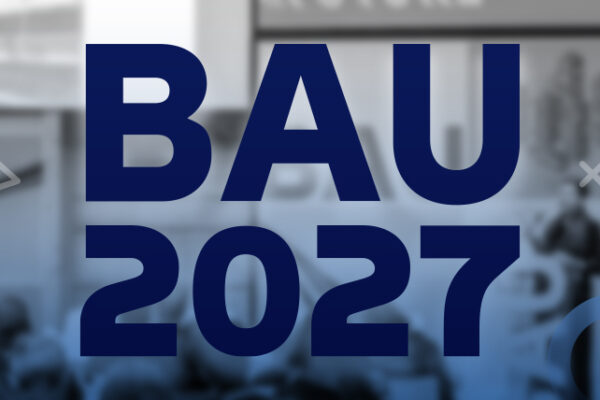 Das Banner zeigt im Zentrum den großen, dunkelblauen Schriftzug „BAU 2027“ in einer serifenlosen, modernen Schriftart. Der Hintergrund ist in hellen Grau- und Blautönen gehalten und zeigt ein leicht unscharf maskiertes Messegeschehen. Dekorative, geometrische Elemente wie Kreise, Punktegitter und kleine Dreiecke verleihen der Grafik ein technisches und modernes Design.
