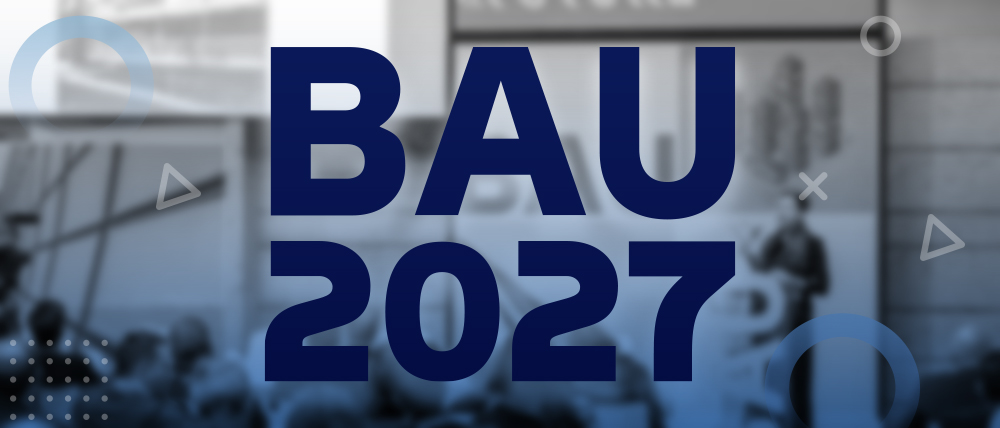 Das Banner zeigt im Zentrum den großen, dunkelblauen Schriftzug „BAU 2027“ in einer serifenlosen, modernen Schriftart. Der Hintergrund ist in hellen Grau- und Blautönen gehalten und zeigt ein leicht unscharf maskiertes Messegeschehen. Dekorative, geometrische Elemente wie Kreise, Punktegitter und kleine Dreiecke verleihen der Grafik ein technisches und modernes Design.